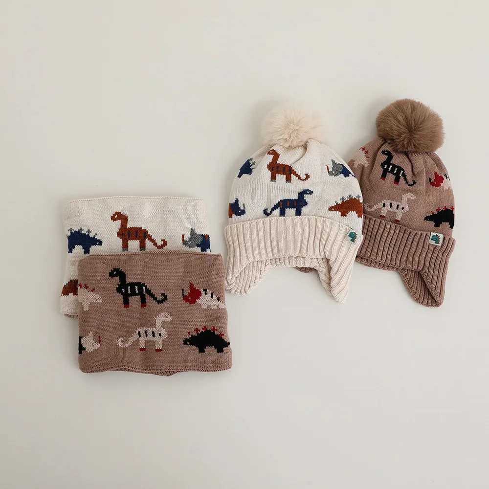 

Детская вязаная шапка с изображением маленького динозавра от 2 до 12 лет, детская теплая шапка с защитой ушей, комплект шарфов, осенне-зимняя шапка