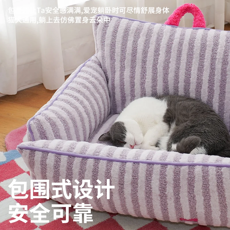 O sofá é universal em todas as estações e pode ser desmontado e lavado.