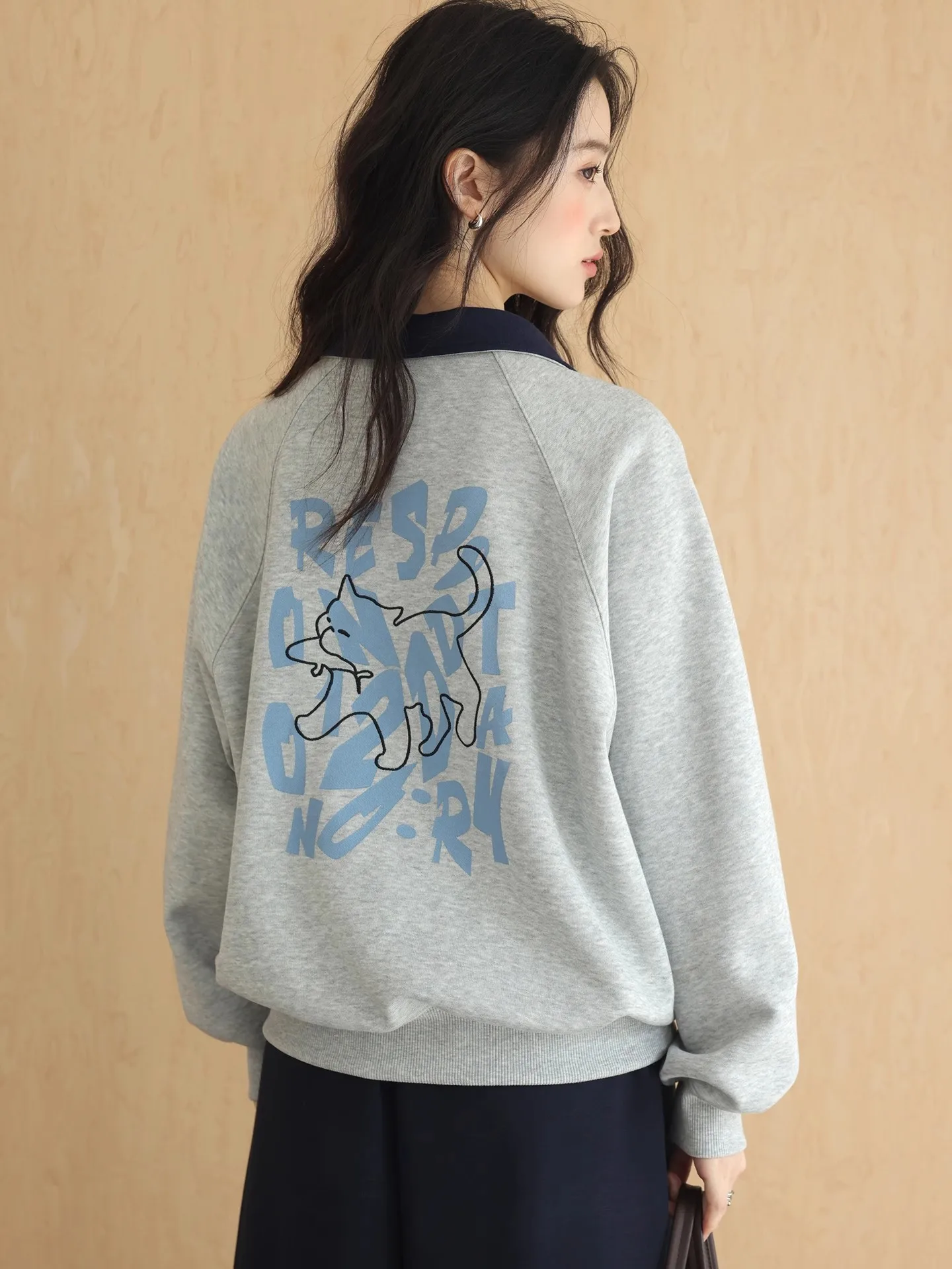 

Женский элегантный топ с вышивкой кота, серый свитшот с лацканами и длинными рукавами, осенняя красивая универсальная повседневная рубашка-поло