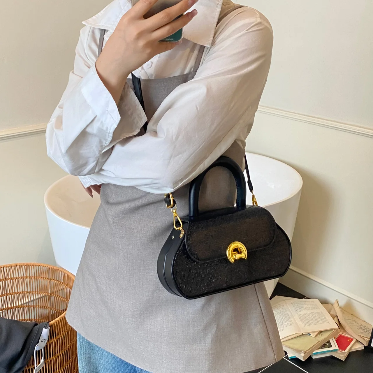 حقيبة صندوق كلاسيكية لعام 2025، محفظة بمقبض علوي على الموضة للنساء، حقيبة كتف أنيقة، حقيبة مربعة منظمة، حقيبة كروس لوكس ​