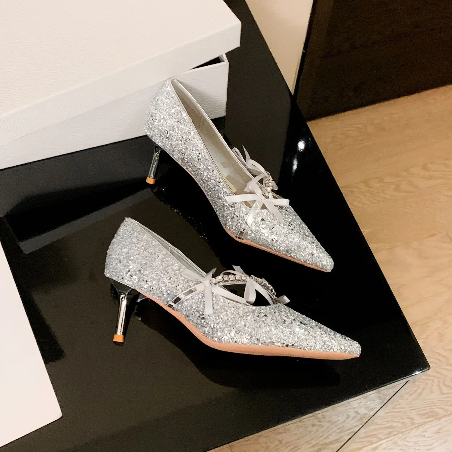 

Туфли на шпильке Bloomsteps 2026: Новые свадебные туфли с кристаллами и пайетками, заостренный носок, бантик из страз, однотонные