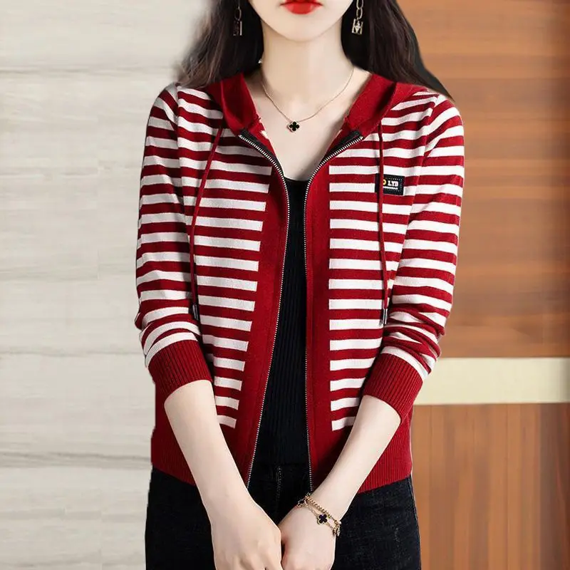 เสื้อแจ็คเก็ตแฟชั่นแบบหลวมและอเนกประสงค์ รุ่นใหม่ เสื้อสเวตเตอร์ฤดูใบไม้ร่วง แบบมีฮู้ด ถักลายทางด้านนอก