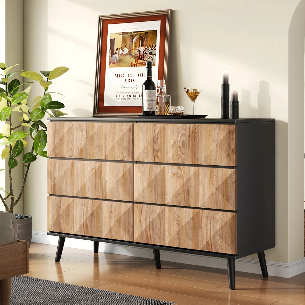 Das Sideboard und die Kommode von PINGGO zeichnen sich durch eine Kombination aus Schwarz- und Naturholztönen sowie durch erhabene Türen aus. – Detail 10