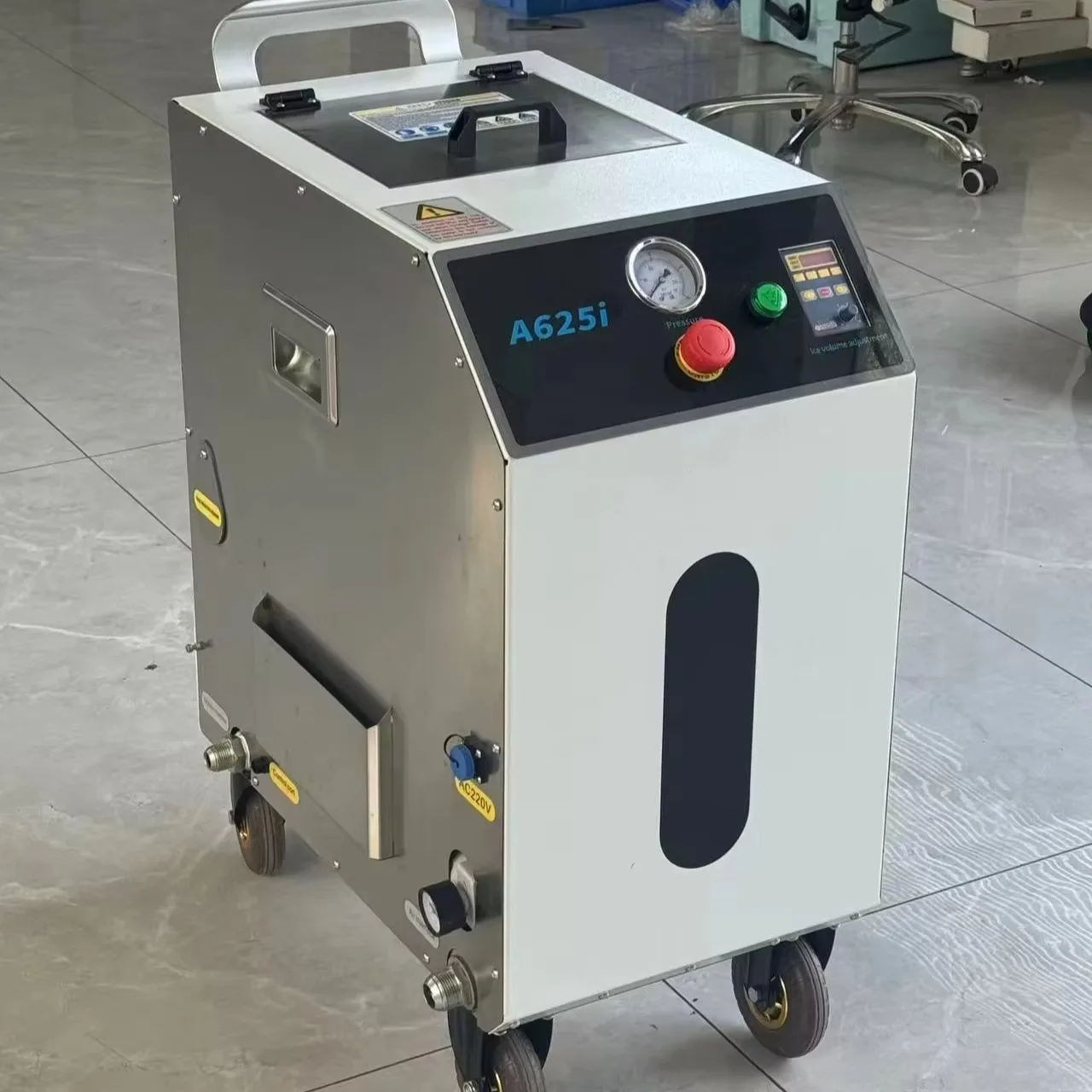 Industrial Dry Ice Cleaning Machine 220V Stable Operation For Foundries Sand Residue Cleaning