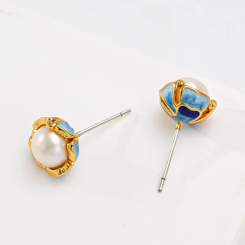 

Delicate enamel flower stud earrings high-end sense niche versatile stud earrings women