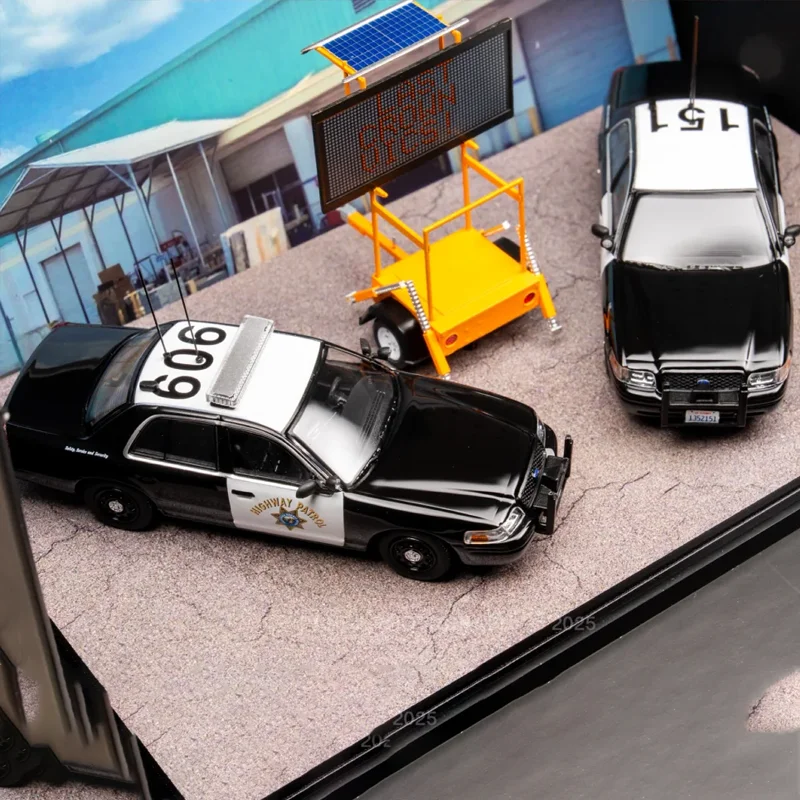 Rollin 1:64 Chp patrouille des routes de californie Victoria couronne Double voiture Pack voiture de Police jouet alliage matériel APA 2025 modèle d'exposition
