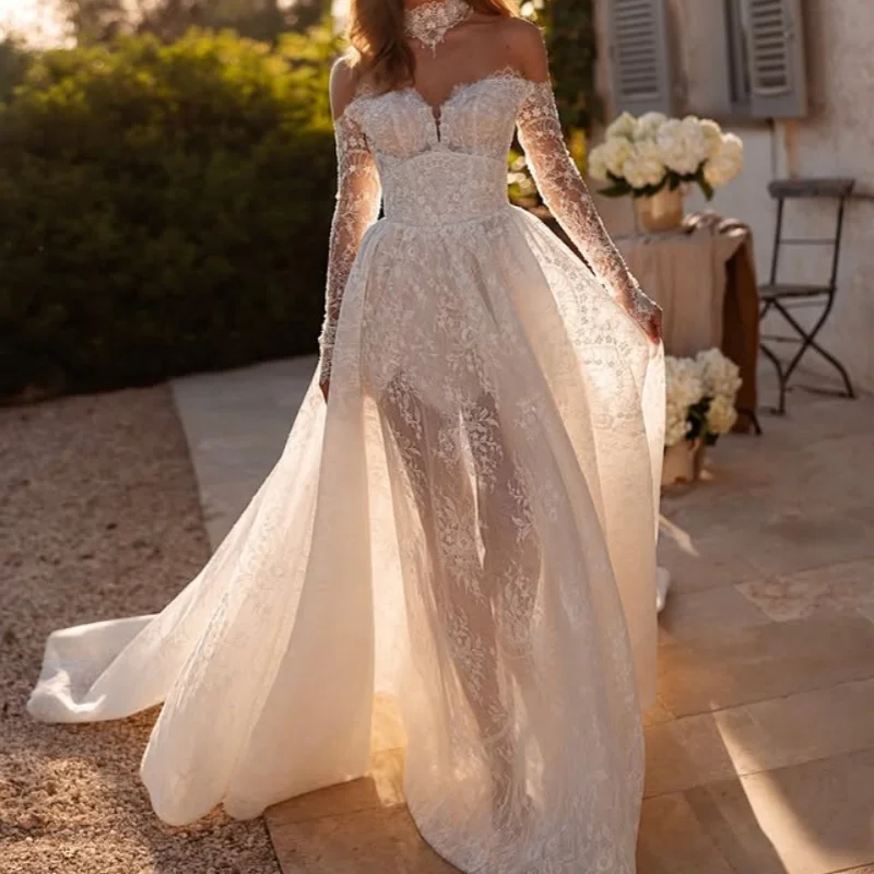 Błyszczące białe suknie ślubne z aplikacjami, odkryte ramiona, spódnica w kształcie litery A, brokatowe zdobienia, długie rękawy, suknie ślubne szyte na miarę.