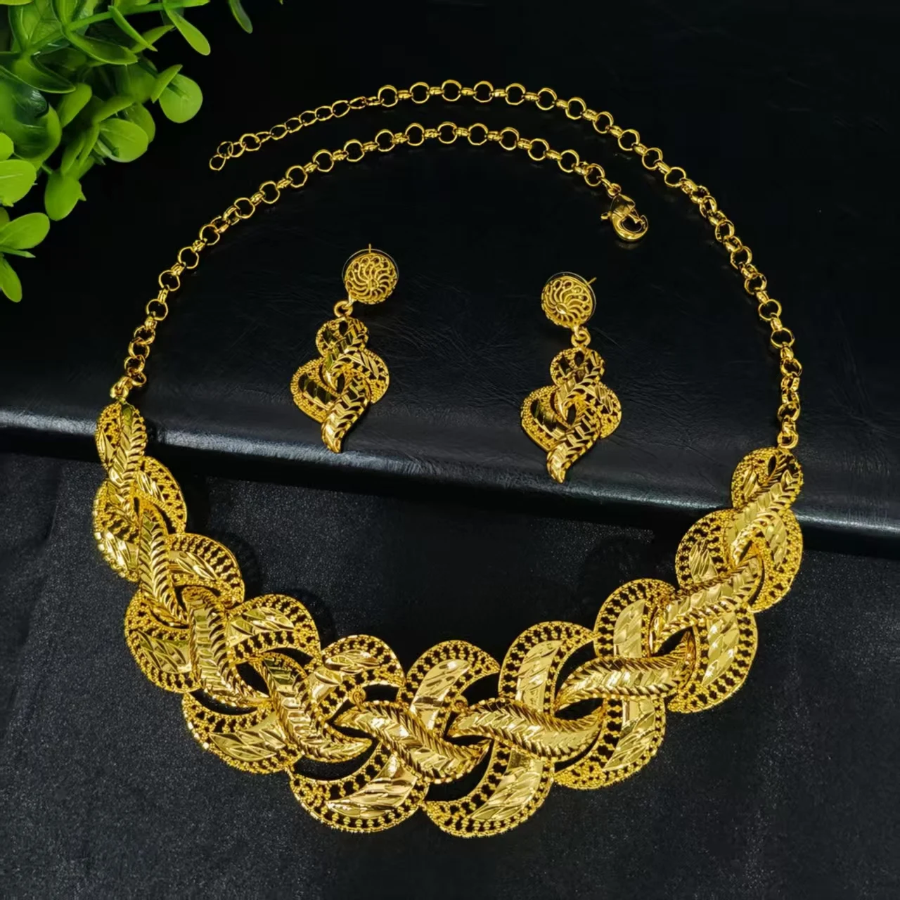 Fashionable Minimalist Gold Jewelry Set for Women 2-Piece Set Wedding Necklace And Earrings Ensemble for Dresses Festival Gifts
