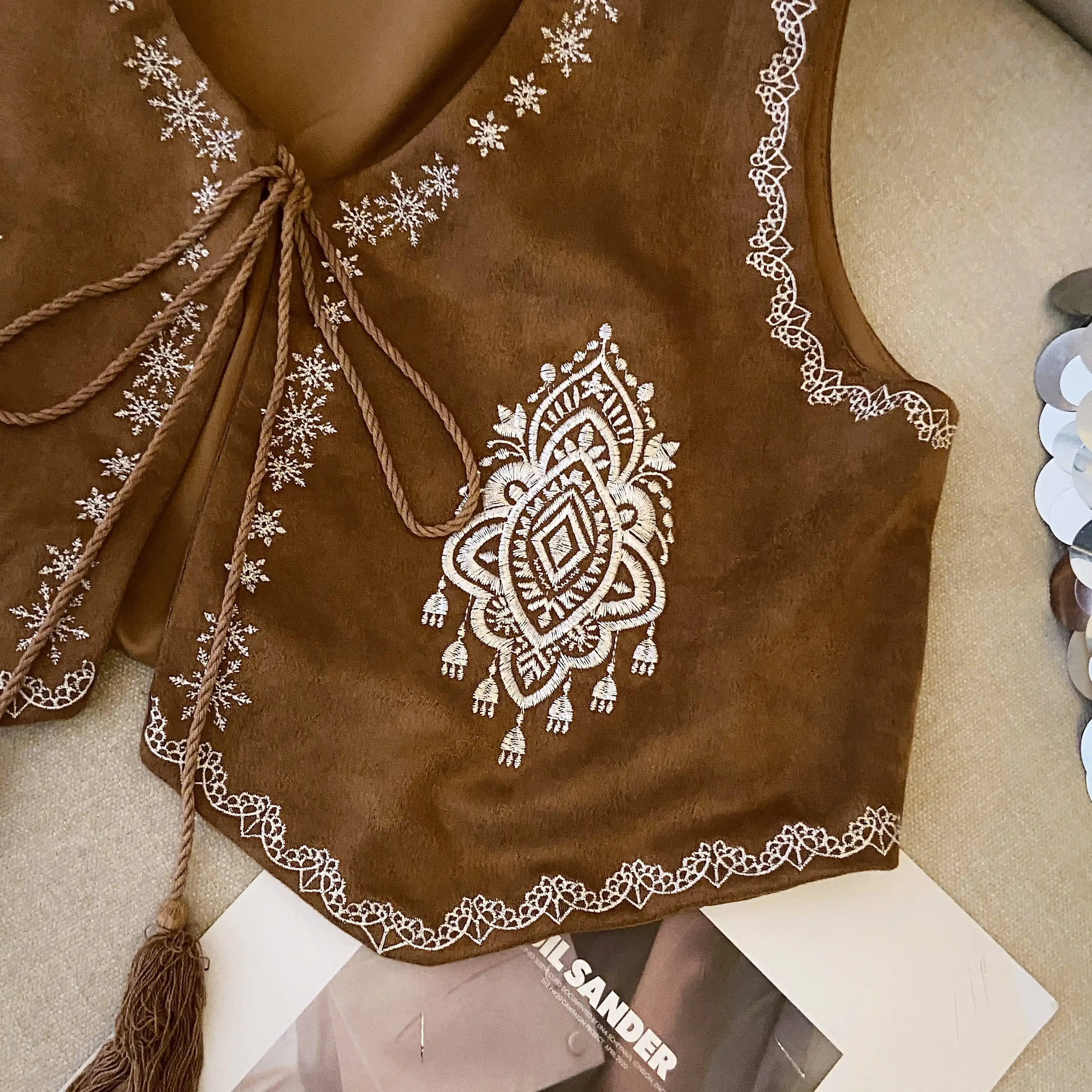 Retro Etniczna Brązowa Zamszowa Haftowana Kamizelka z Paskiem Damska Wszechstronna Kamizelka Podróżna z Poduszkami na Ramiona, Dekolt U, Dojazdy do Pracy