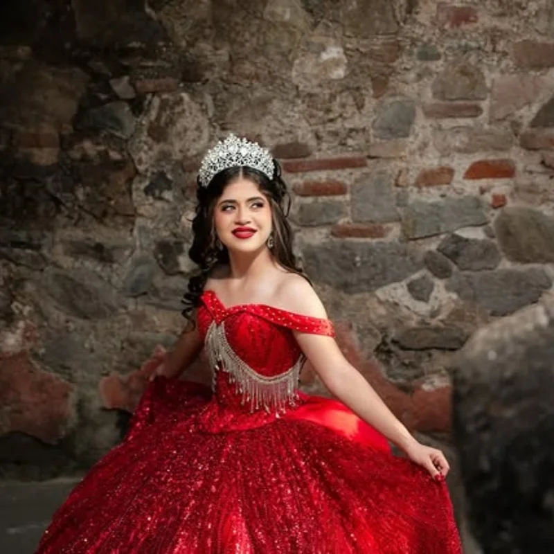 Maßgeschneidertes glänzendes rotes Quinceanera-Kleid, schulterfrei, Spitze, Perlenapplikation, Kristall, langer Schwanz, Schleife, Vestidos de 15 Quinceanera