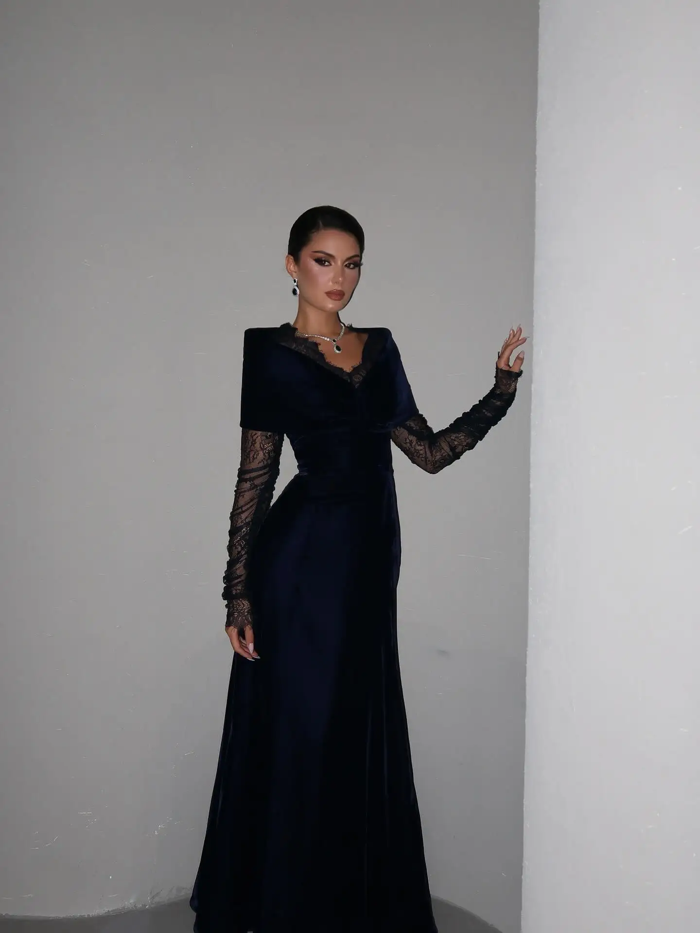 فستان حفلات أنيق مخصص باللون الأزرق الداكن للنساء من الدانتيل المخملي لحفلات الزفاف وحفلات السهرة وطول الأرض للمناسبات الخاصة #4