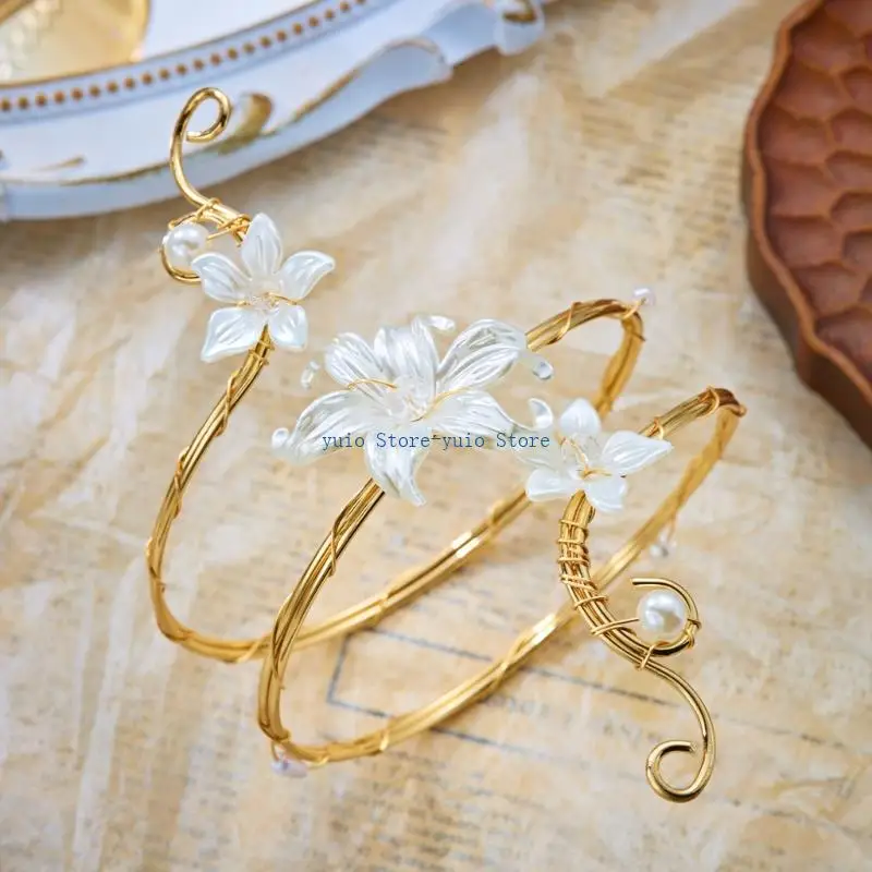 X7XB Statement Upper Arm Bracelet for Women, Floral Open Cuff Armlet with Gold Tone Alloy Frame and White Flower Detail for