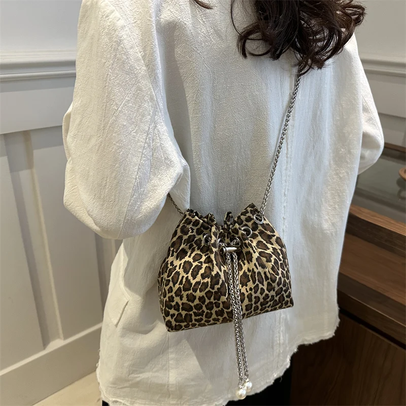 1 Piece of Leopard Print Chain Bucket Bag, Fashionable Shoulder Bag for Women, Crossbody Bag That Can Hold Mobile Phone