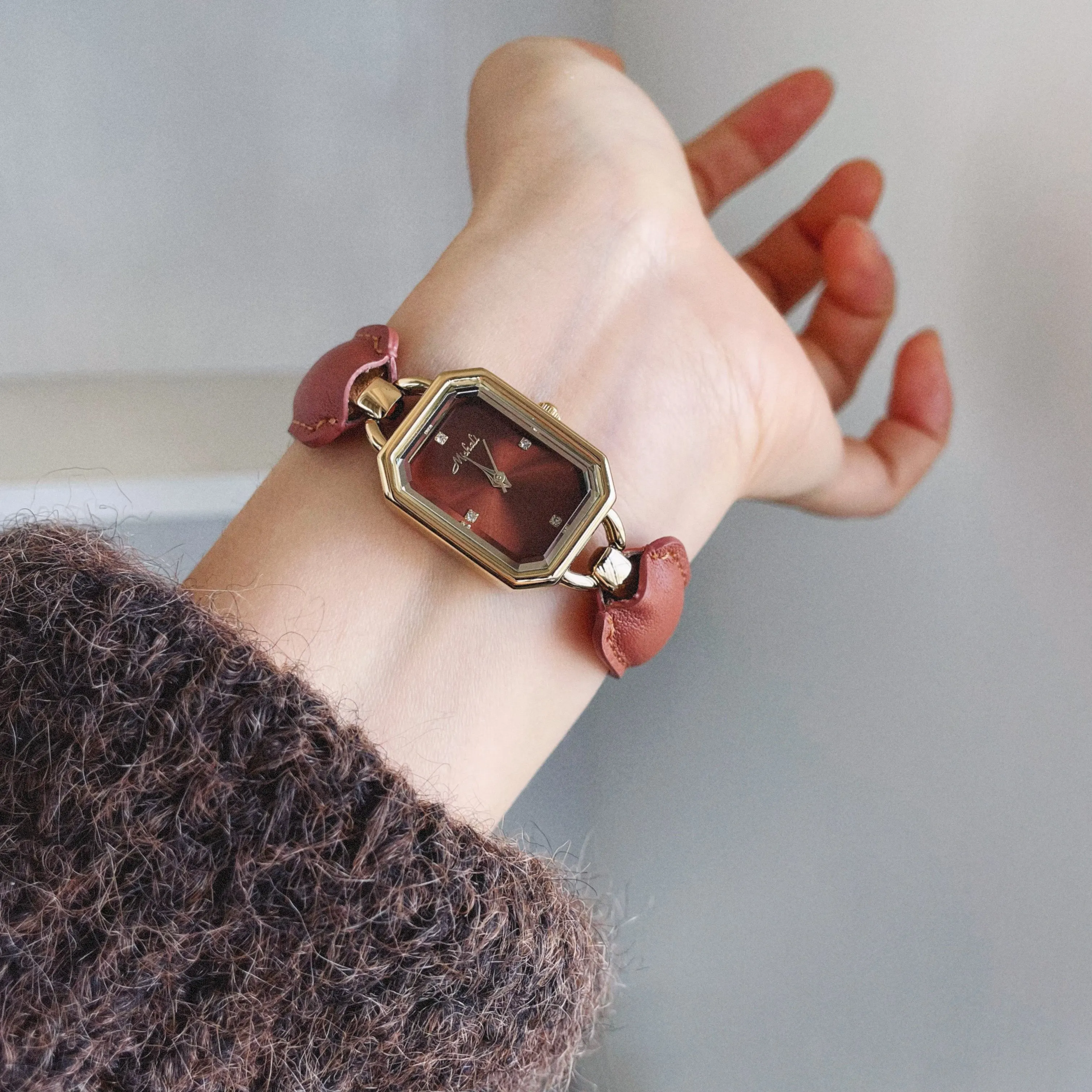 

Retro Brown Half-Bangle Women'S WatchStylish Square Quartz Ladies' Watch, Autumn/Winter New Arrival, Elegant Women'S Wristwatch