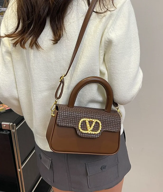 

Новинка 2023 года, маленькая квадратная сумка для нее, пригородная сумка через плечо, роскошная сумка через плечо из искусственной кожи, повседневная модная сумка ​