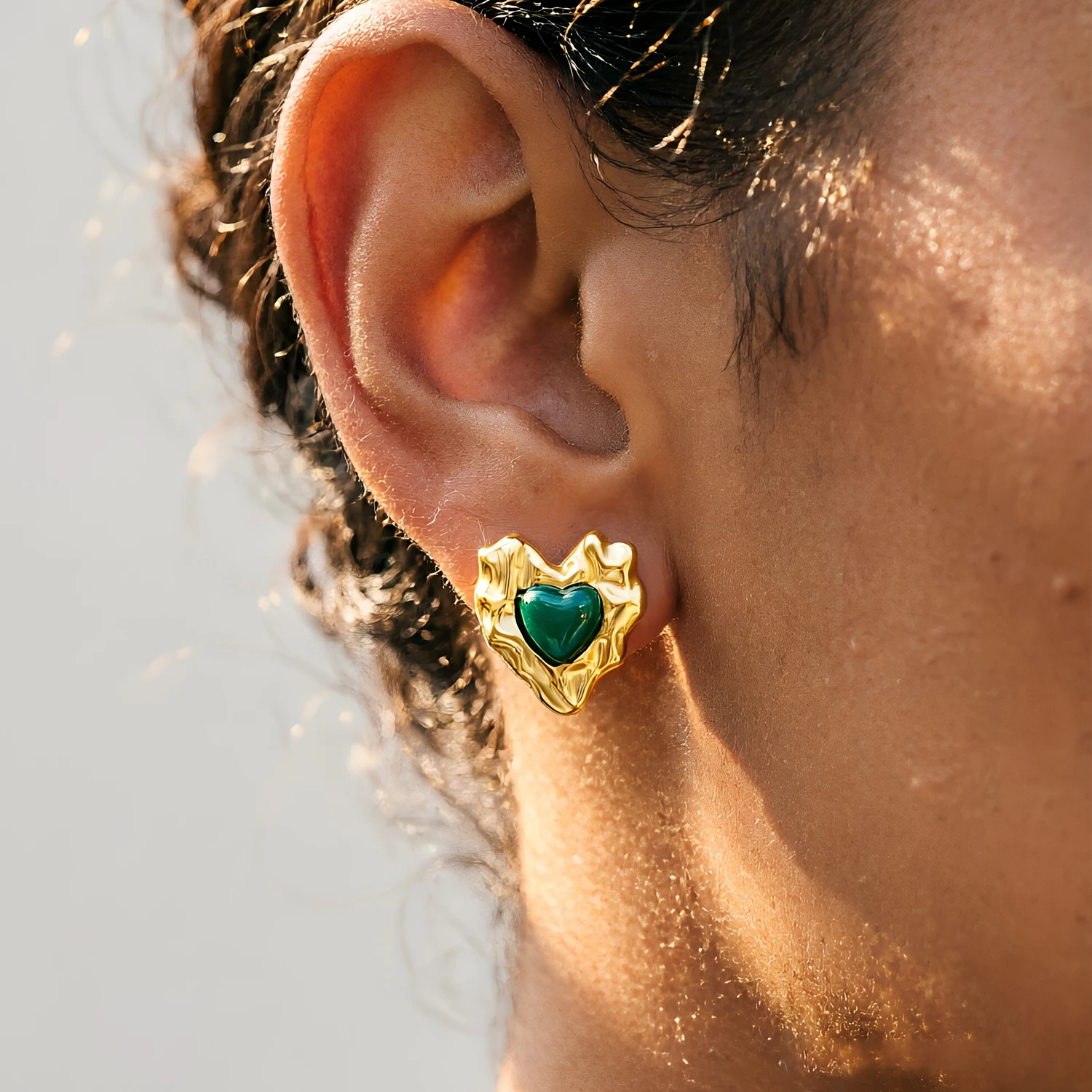 Vintage Hammered Texture Heart Stud Earrings 316L Stainless Steel Colored Heart Inlay Retro Chic Daily Ear Accessories For Women