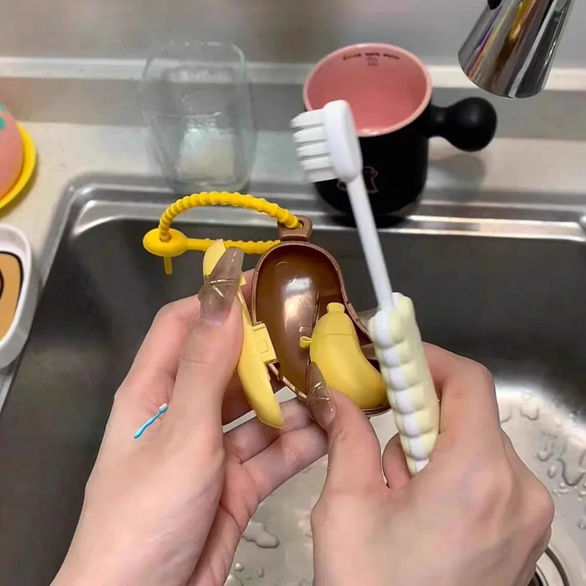 

Защитный колпачок для зубной щетки с отсеком для зубной пасты - компактный и удобный - незаменимый чехол для зубной щетки в дорогу