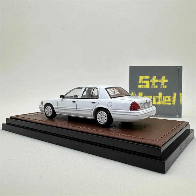 GOC 1:64 Ford Crown Victoria Street Package White  Diecast Model Car