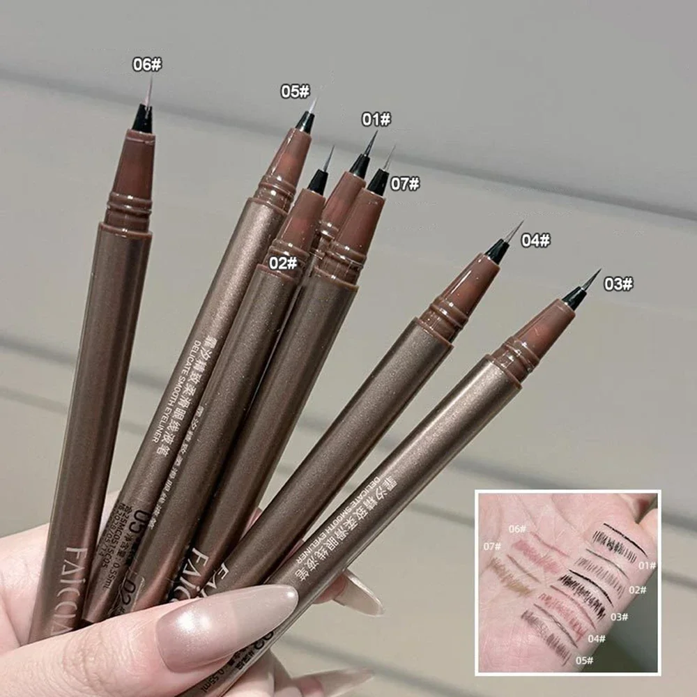 ﻿   Waterdichte vloeibare wenkbrauw Gemakkelijk te kleuren Zweetbestendige wenkbrauwpen 0,05 mm Ultradunne kop Oogmake-up Cosmetische eyeliner-pen