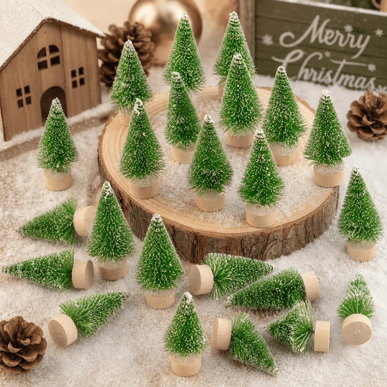 50 Stück Mini-Weihnachtsbäume, schneebedeckte Flaschenbürsten-Kiefern mit Holzsockel, DIY-Dorndekoration – Detail 2