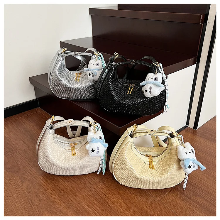 Borsa di design di piccola nicchia per donna 2025 Nuova borsa a tracolla versatile estiva Versione coreana Borsa per gnocchi casual a mano