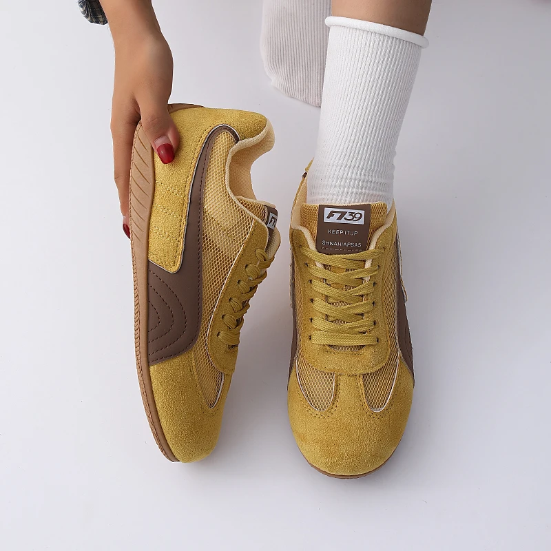 2025 جديد وصول المرأة كعب مسطح الأبيض عداء أحذية رياضية النمط الألماني أحذية تدريب كل مباراة أفضل بائع الخريف الرياضة عادية