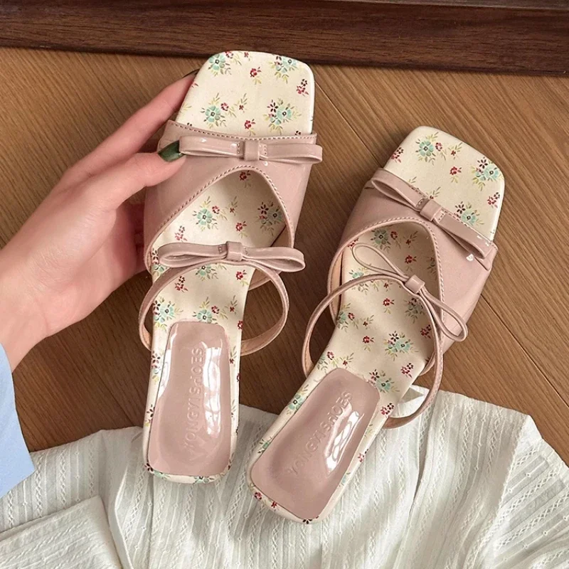 Sandalias de cuña con lazo rosa floral para mujer, zapatos sin cordones, sandalias de verano, tacones medios, pantuflas de punta cuadrada y abierta.