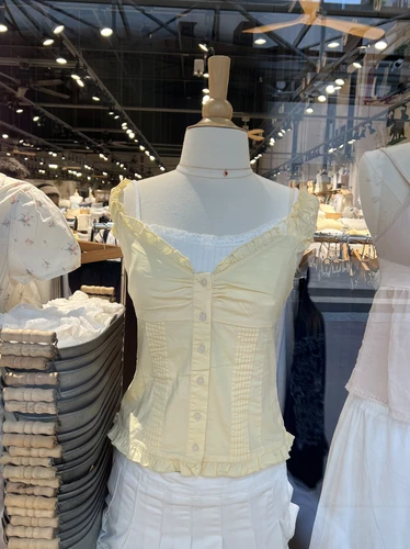 Blusa plisada ajustada amarilla, camiseta de verano para mujer con volantes y cuello en V, camiseta de manga abombada con una hilera de botones, camisas dulces simples informales