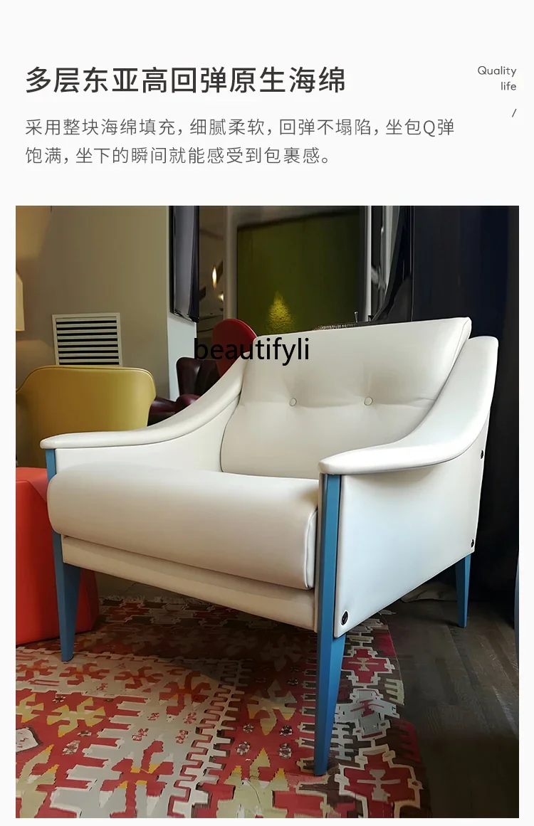 P على الطراز الإيطالي، مسند ذراع فردي من جلد البقر بالحليب الحديث، كرسي ترفيهي لغرفة الاستقبال