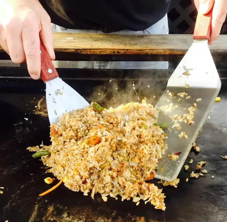 Set di 2 spatole grandi in acciaio inossidabile per grigliare, cucinare lastre di ferro, pizza, bistecche, manico in legno, spatola scanalata, cucina