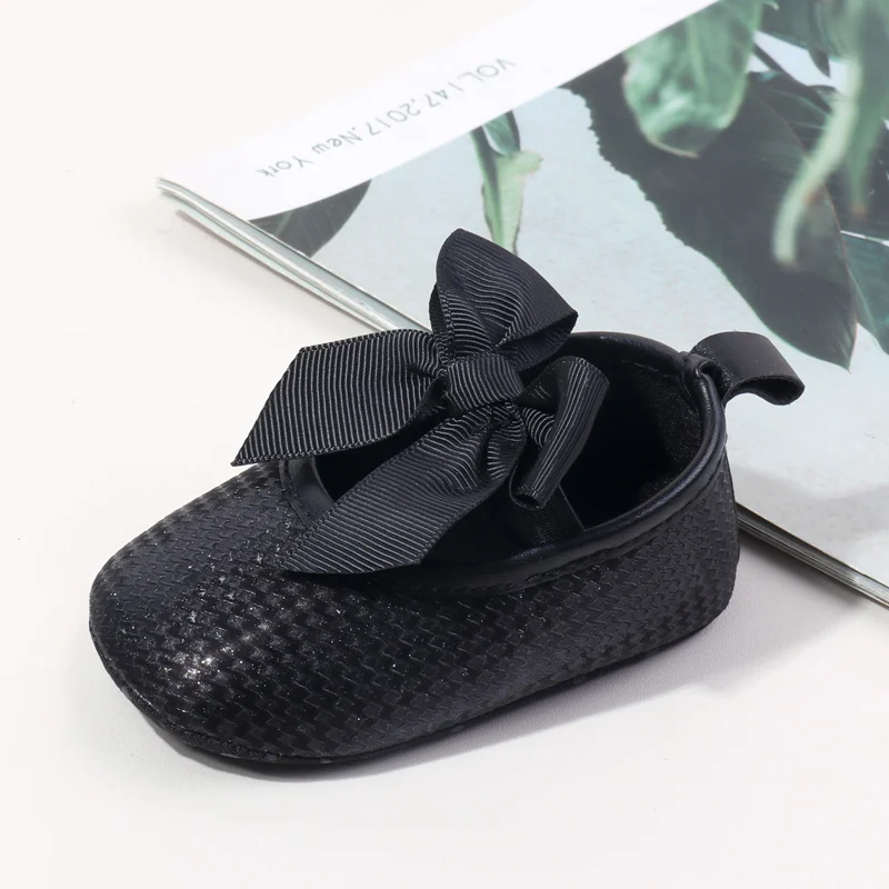 เทรนด์แฟชั่นฤดูใบไม้ผลิและฤดูใบไม้ร่วง รองเท้าเด็กประดับเพชรระยิบระยับ พื้นรองเท้านุ่มกันลื่น รองเท้าเจ้าหญิงสำหรับเด็กผู้หญิงอายุ 0-18 เดือน