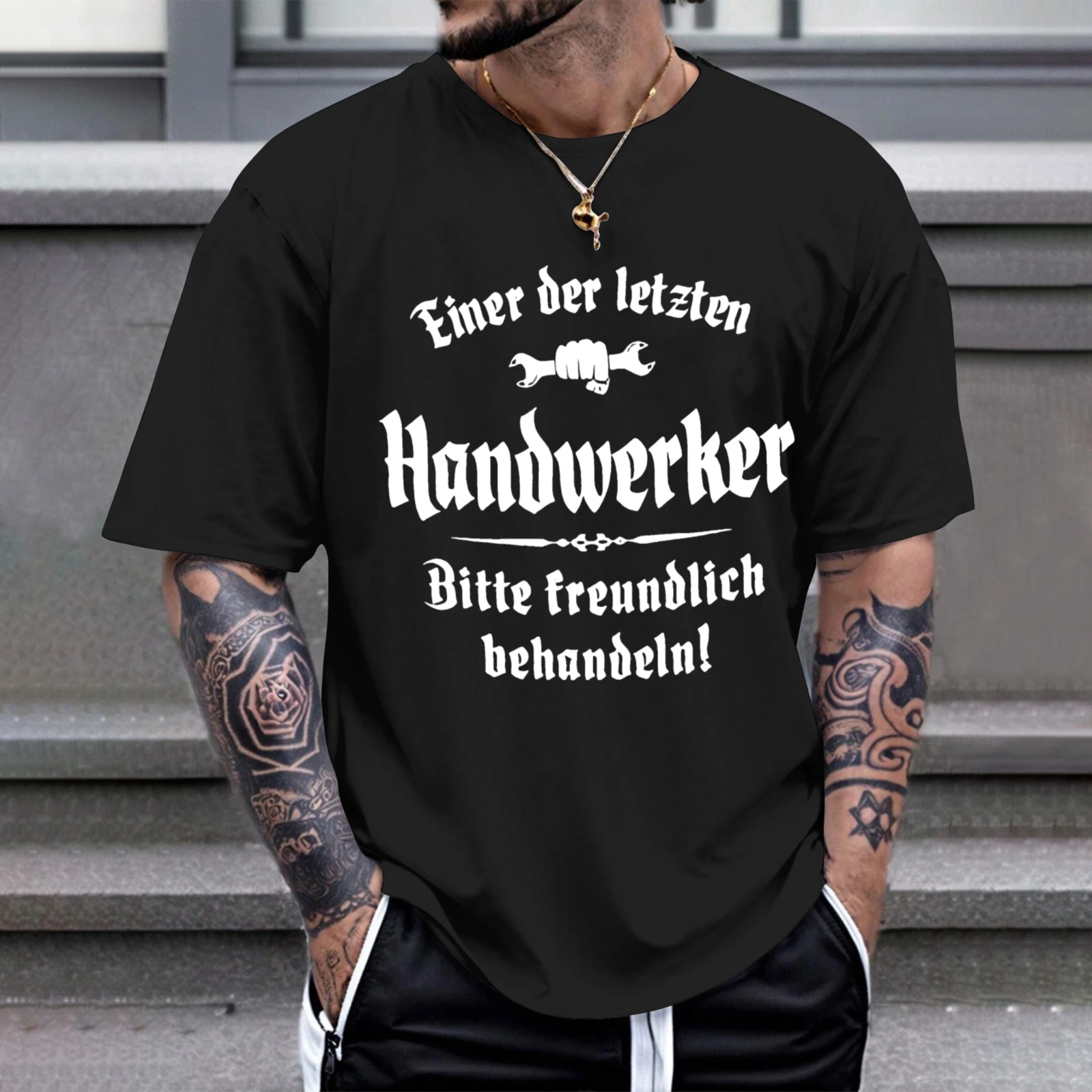 Herren-T-Shirt „Einer der letzten Handwerker, bitte freundlich behandeln“ – perfekt für Freizeitkleidung, Partys und Karnevalsoutfits.