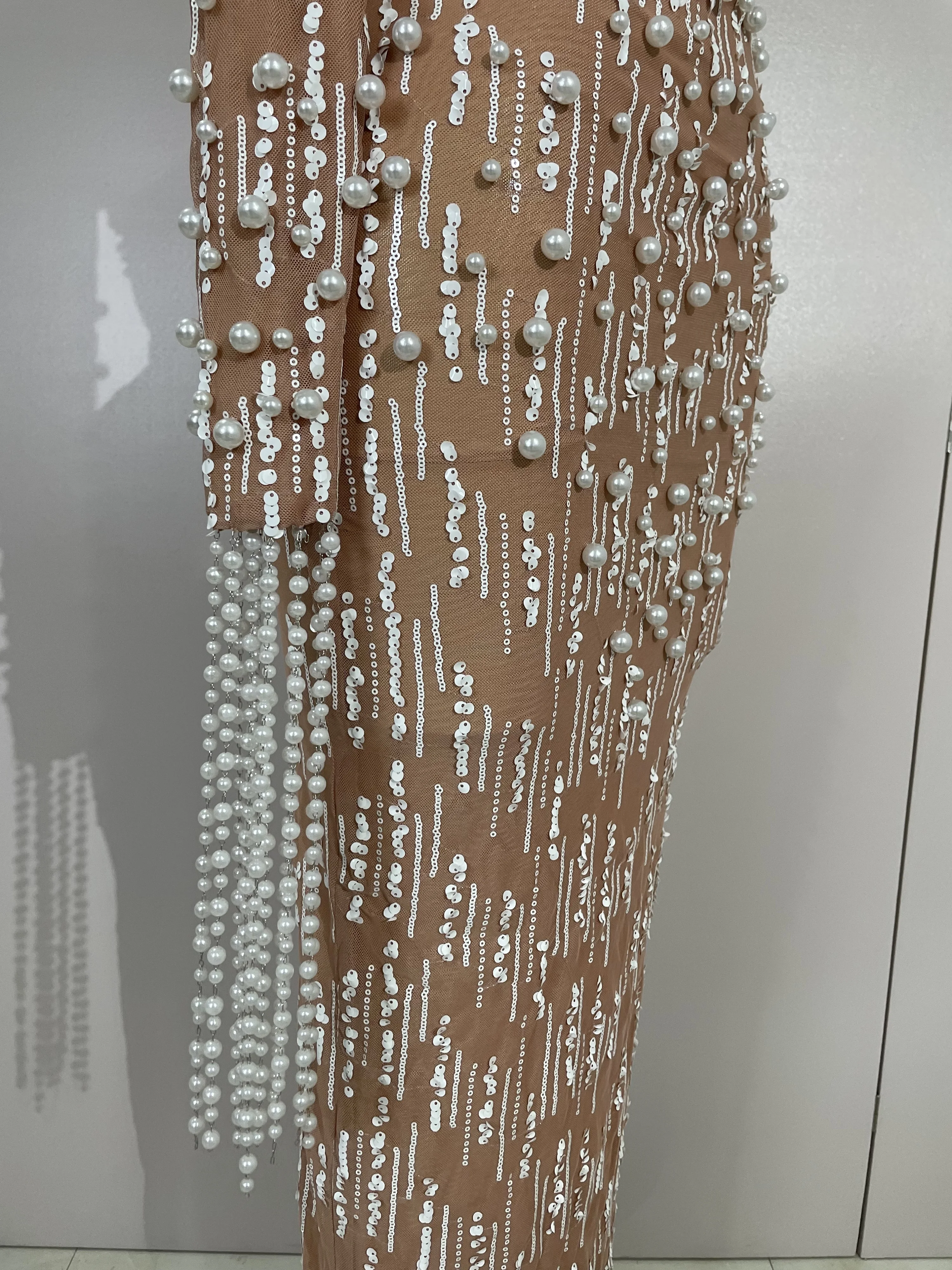 Abito lungo aderente a maniche lunghe con catena di perline sexy di lusso Abito lungo aderente da sera per celebrità elegante Abito da compleanno di alta qualità