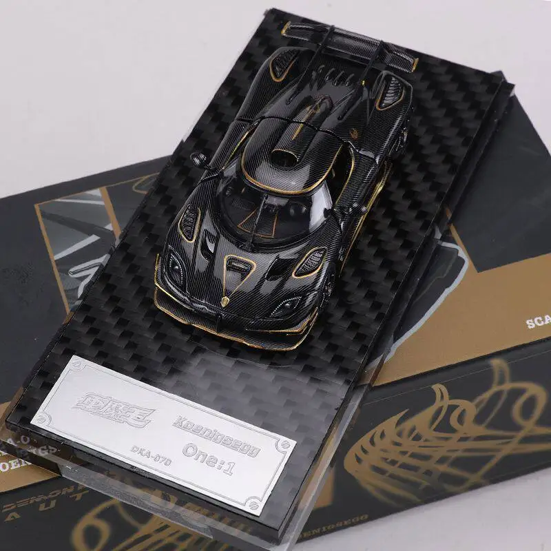 Diecast 1:64 Scale One1 All-carbon Golden Phoenix Painted Alloy Car Model
