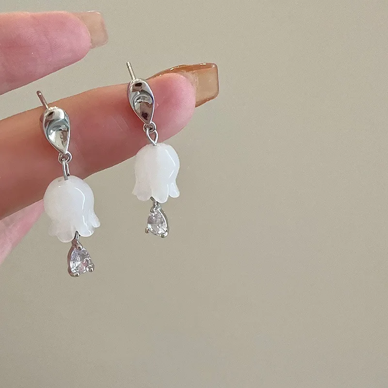 Simple lily of the valley water droplet earrings for women light luxury retro natural chalcedony white earring banquet jewelry