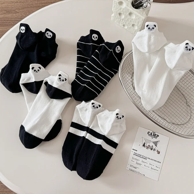Image of 5 Paar/Packung Damen-Socken mit besticktem niedlichem Cartoon-Panda-Bootssocken, schwarz-weiß, blockiert, flacher Mund, rutschfeste kurze Baumwollsocken