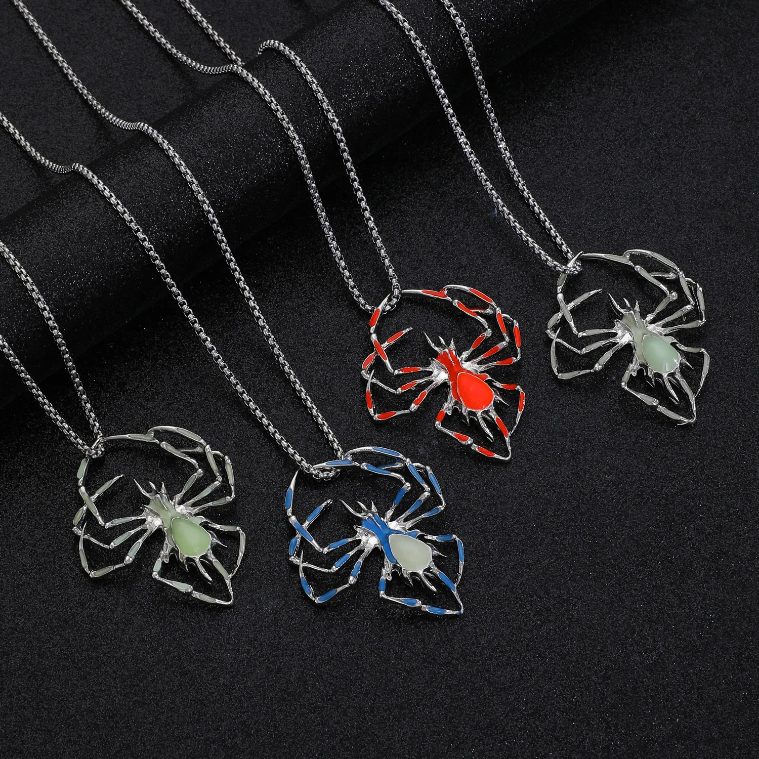 Hip Hop 3D Glow in Dark Spider Necklace for Men Women Insect Pendant Halloween Party Jewelry Gothic Punk Exaggerated Necklaces
