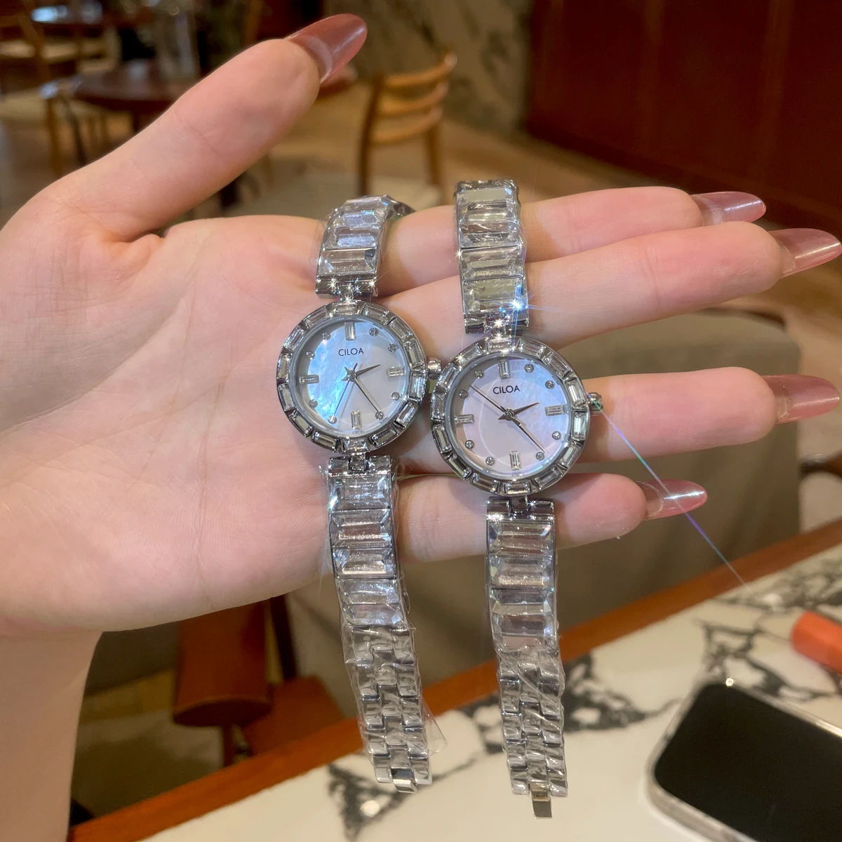 

Round light luxury watch for women high quality small dial trendy and simple ladies watch 2025 new waterproof quartz watch