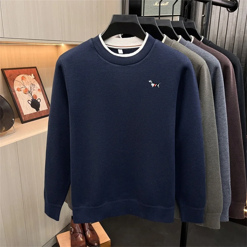 Herren-Freizeitmode: Gestrickter Pullover mit Rundhalsausschnitt, im Look eines zweiteiligen Outfits, warm, einfarbig, langärmelig, als Basisschicht geeignet, vielseitig kombinierbar, ideal für den Alltag. – Detail 8