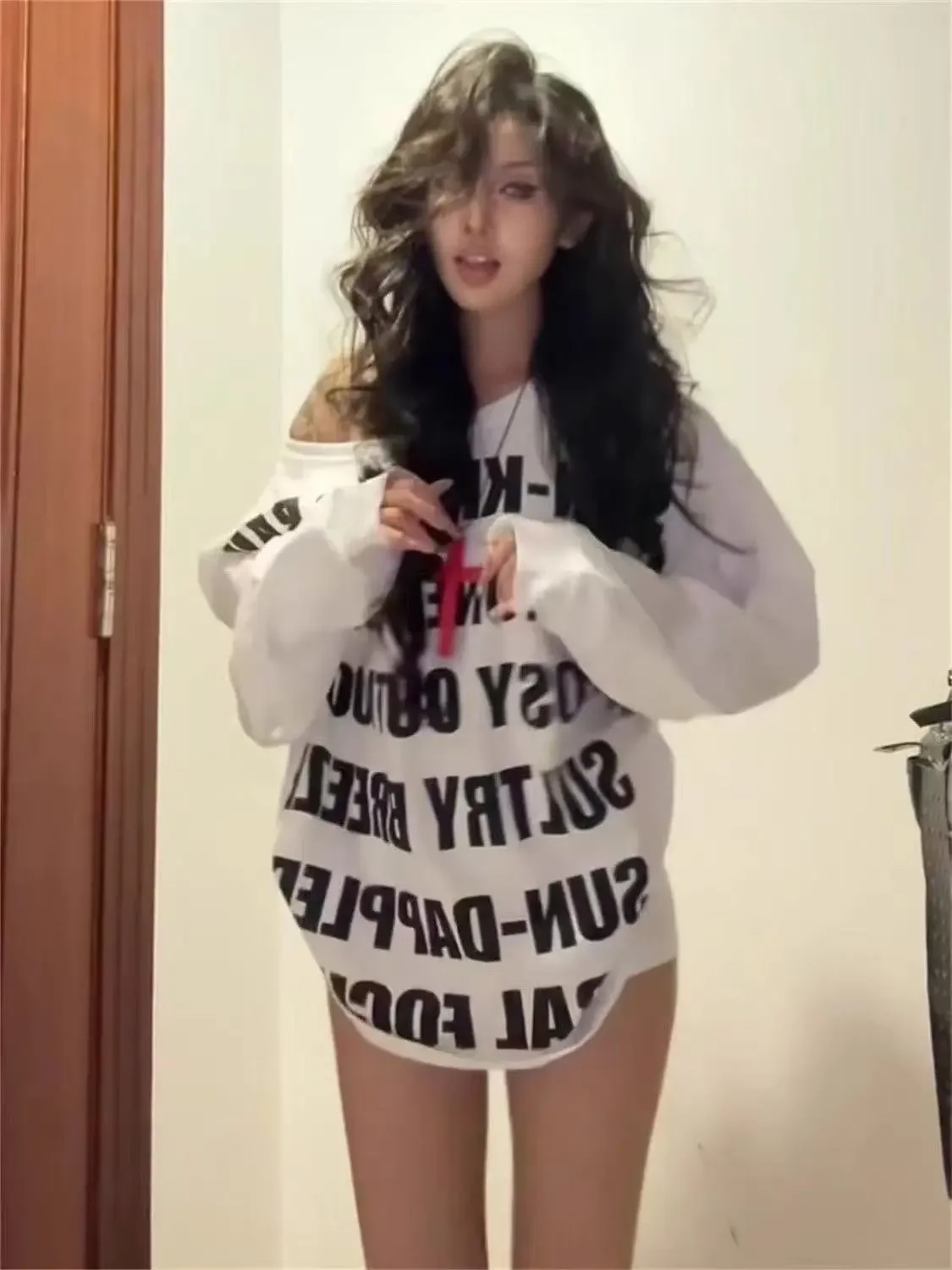 Felpa da donna a maniche lunghe con spalle scoperte e lettere stampate americane inizio autunno, pullover casual ampio con spalle scoperte