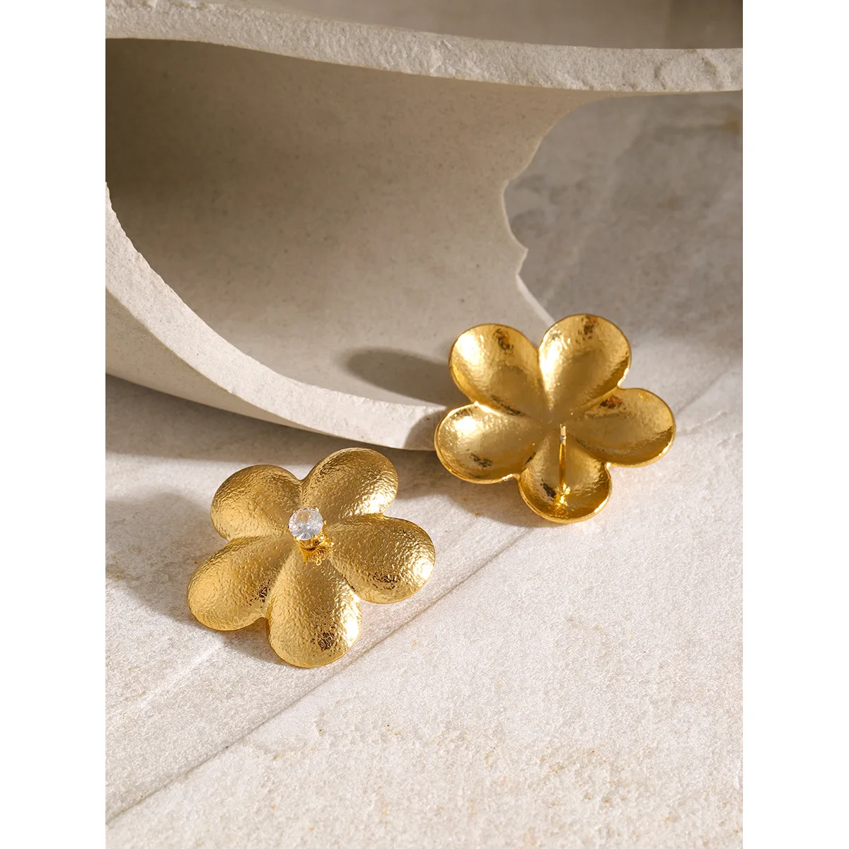 

Stainless Steel PVD 18K Gold Plated Tarnish Waterproof Flower Stud Earrings For Woman Jewelry Wholesale INS