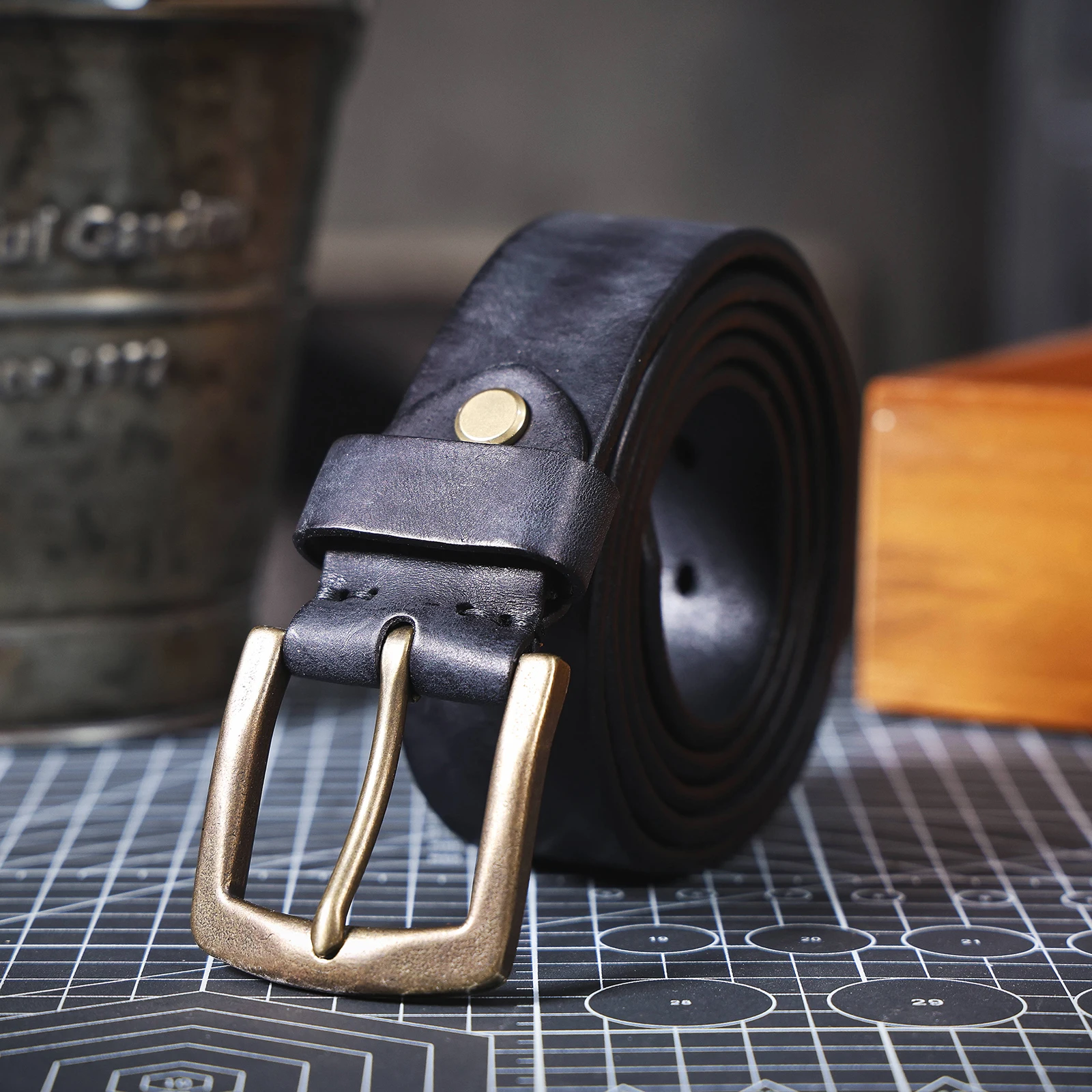 S.WORKER Klassischer dicker Herrengürtel aus echtem Leder, Messing-Dornschließe, vollnarbiges Rindsleder, Vintage-Freizeitgürtel für Jeans, mit Geschenkbox – Detail 25