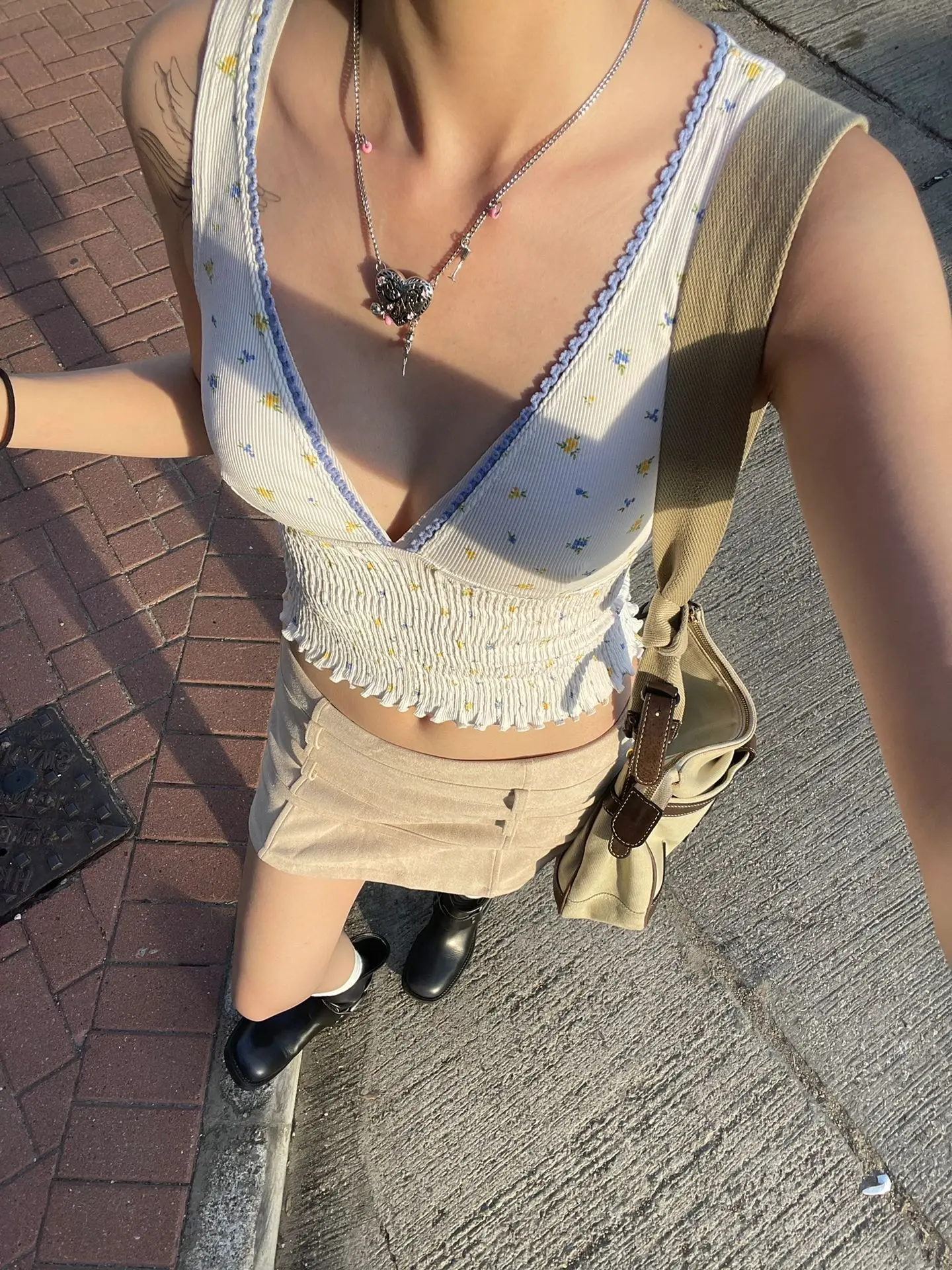 Canotta bianca in pizzo floreale V-Ne Abbigliamento da spiaggia estivo da donna Capispalla sexy piccante per ragazza Pieghettato irt ort Slim Fit