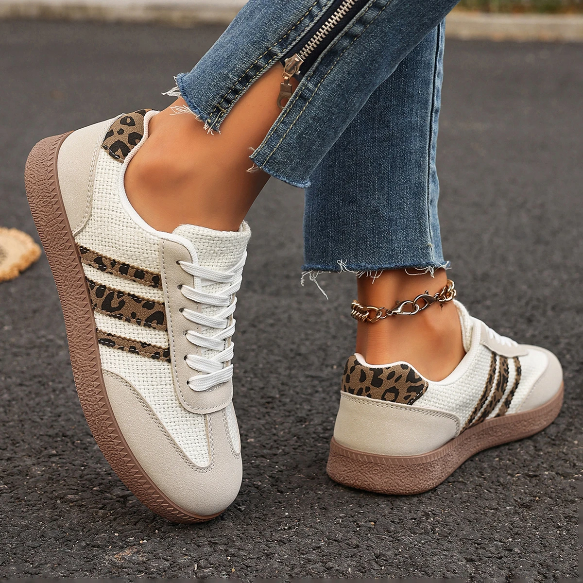 2026 Herbst Damenmode Wildleder-Sneaker mit Doppelschnallen-Metalldetails Leichte Atmungsaktive Bequeme Freizeitschuhe – Detail 4