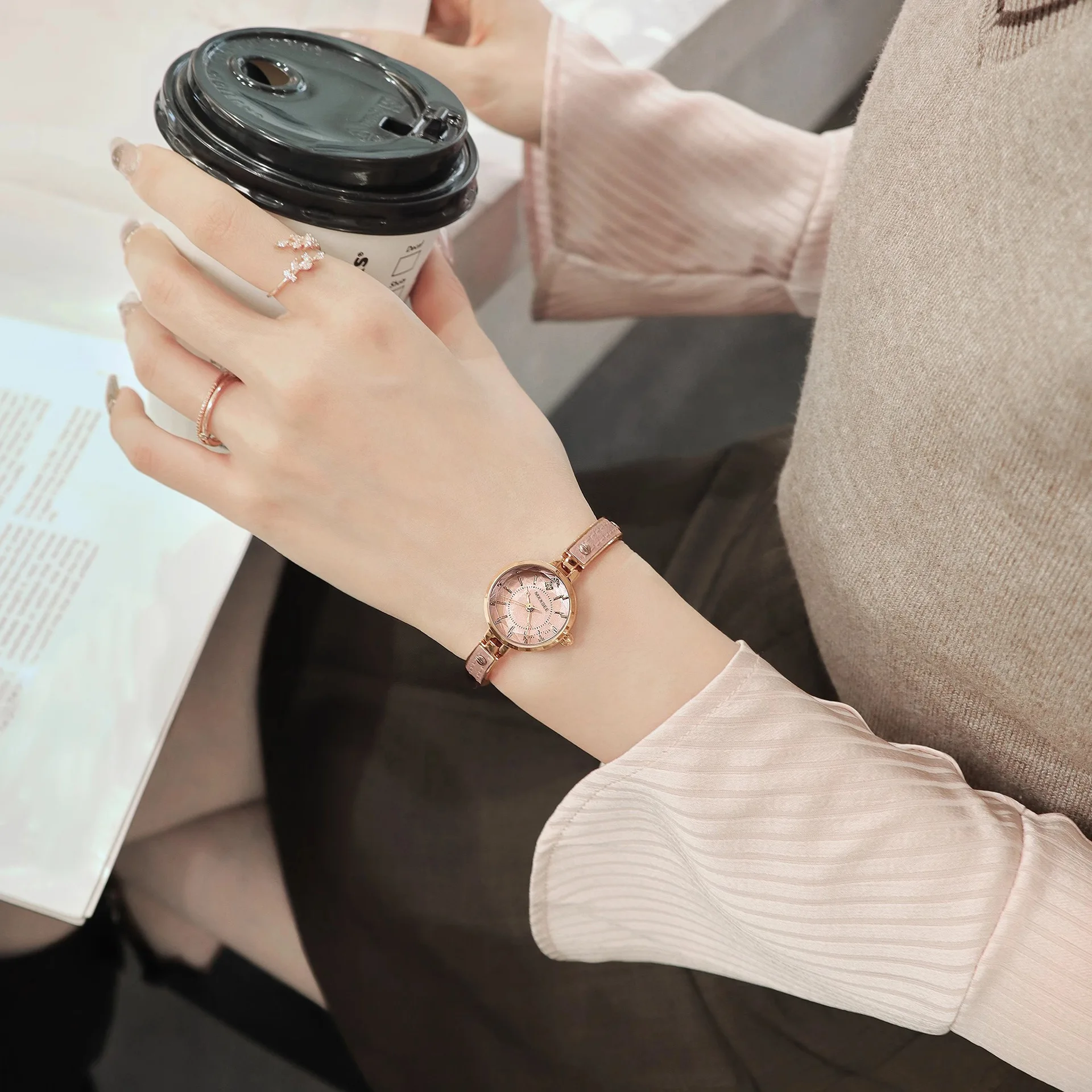 شاشة عرض أنيقة للسيدات، عرض يدوي حساس، وقت سيدة فاخرة ومهارة صغيرة، مسند ذراع نصف يد، عرض حديد