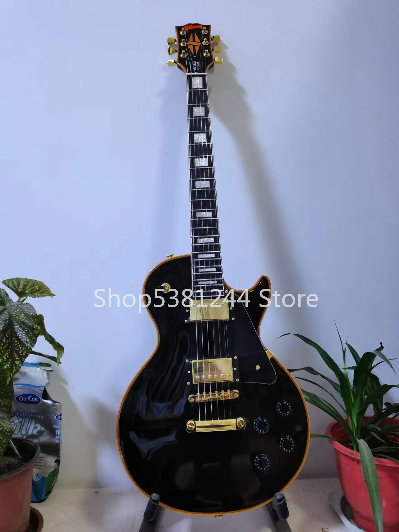 

Free delivery, black 6-string electric guitar, vibrato system, gold accessories, rosewood fingerboard, mahogany talent, factory