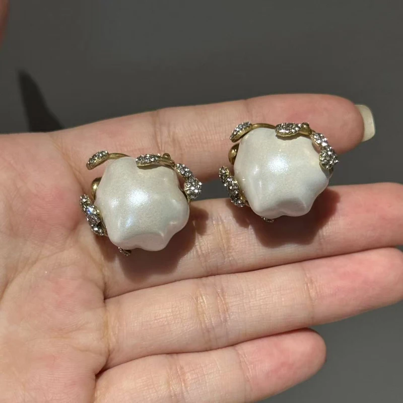 

﻿ Vintage Baroque Shell Bulb Earrings Luxury Designer Jewelry Gold Color For Woman Trendy Brand Design High Quality Gift Wedding