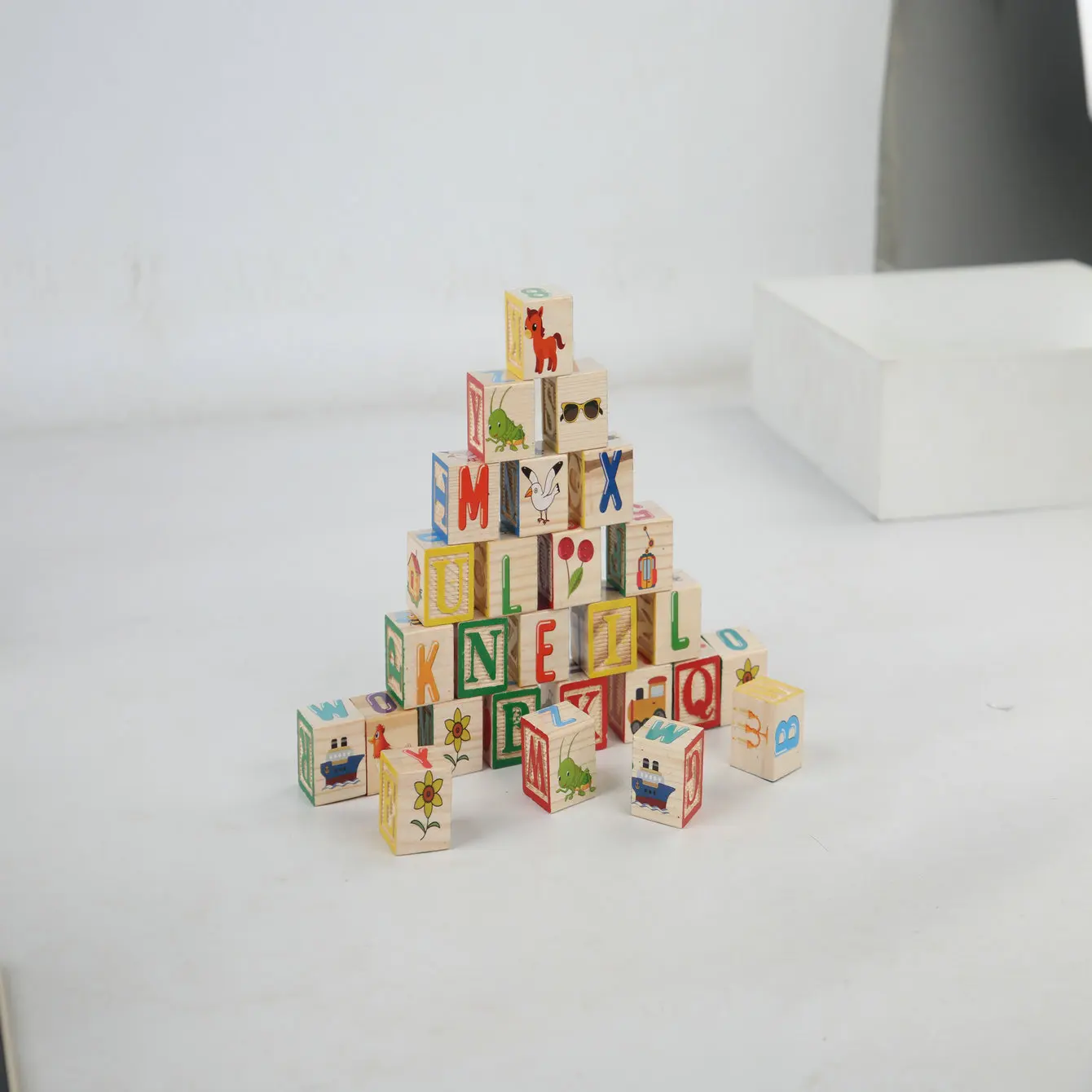 Kinderpuzzelbouwstenen die kinderen kunnen helpen cijfers, letters en verschillende dingen te herkennen