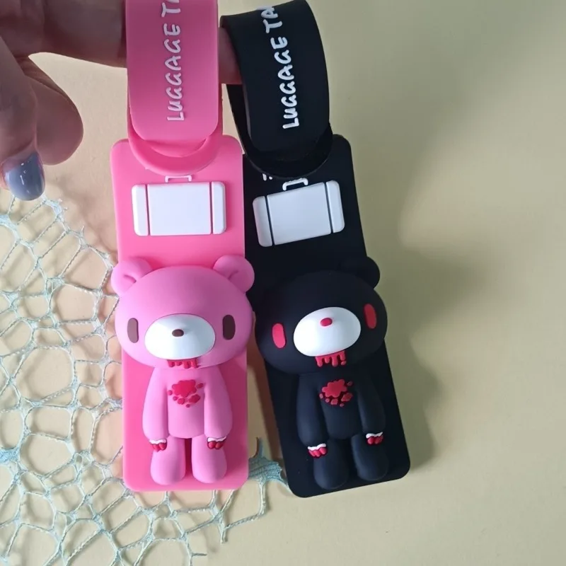 GLOOMY Anime-Merchandise: Kreativer, im Cartoon-Stil gestalteter Bordkarten- und Gepäcksanhänger mit Anti-Verlust-Funktion, exquisit gestaltetes Etikett, Urlaubsgeschenk. – Detail 2