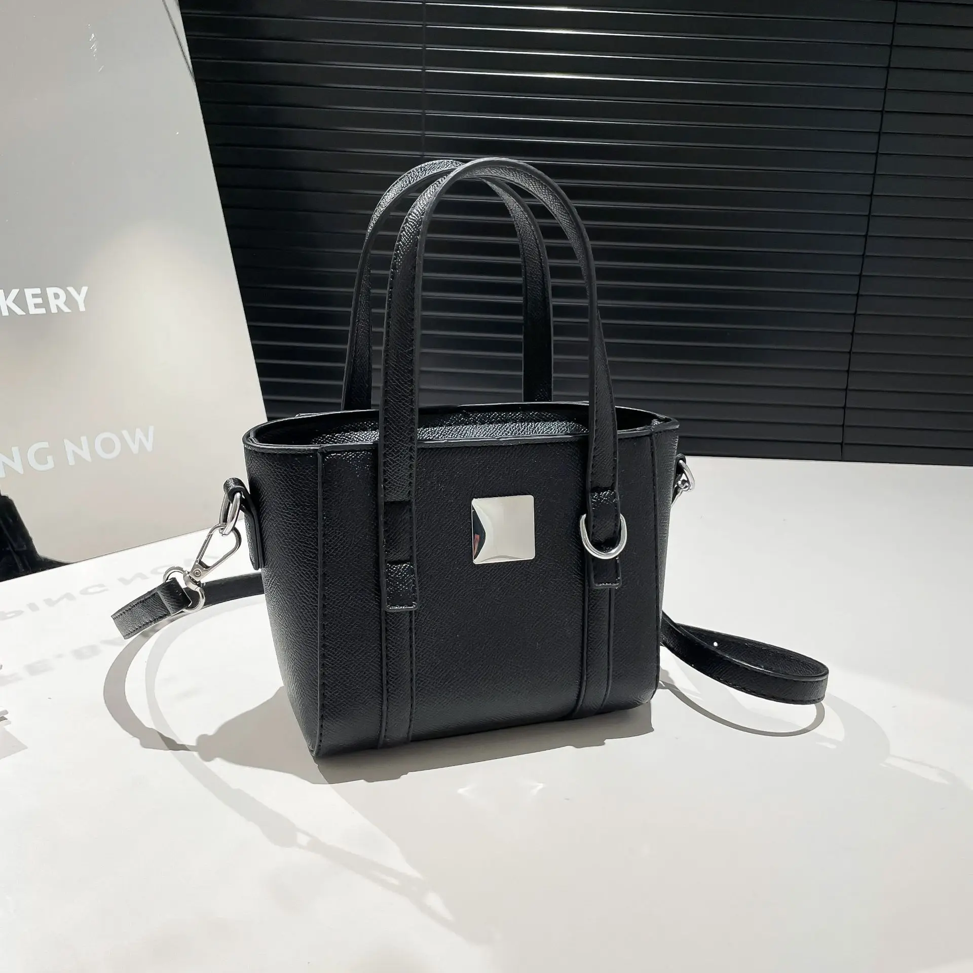 

Сумка-тоут с принтом ладони 2025 года, для женщин, новинка лета, новая ручная сумка на плечо, универсальная шикарная сумка